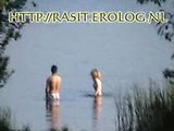 Voyeur espiando a pareja follando en el lago
