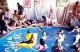 Follada grupal junto a la piscina